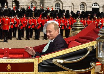 Królowa: Nie wypożyczę Rosji moich zabytkowych mieczy