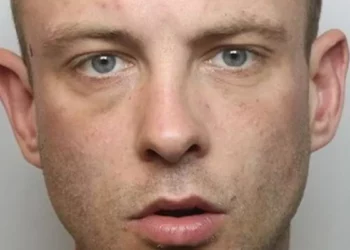 Atak w kawiarni Costa Coffee: Pracownik wielokrotnie dźgnięty nożem po sporze o ładowarkę do e-papierosa