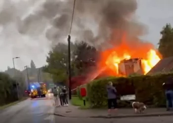 Tragiczna eksplozja domu w Bedford: jedna osoba nie żyje, druga walczy o życie!