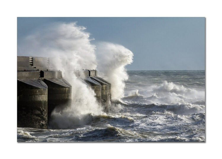 Cyklon Ashley uderzy w Wielką Brytanię! Wiatr nawet do 130km/h