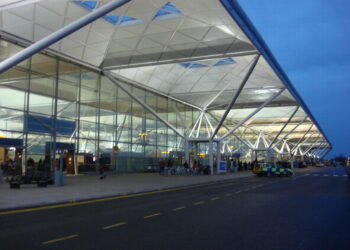 BOMBA Z ROSJI PODŁOŻONA W PACZCE?! Akcja antyterrorystów na Stansted! RUMUN ZATRZYMANY!