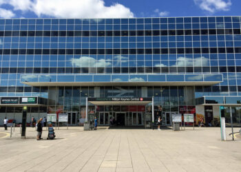 Panika i chaos w Milton Keynes! Uzbrojony mężczyzna zastrzelony przez policję na oczach tłumu!