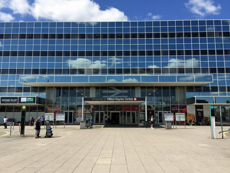 Panika i chaos w Milton Keynes! Uzbrojony mężczyzna zastrzelony przez policję na oczach tłumu!