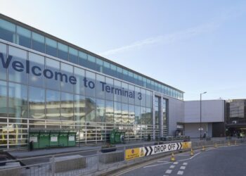 Lotnisko w Manchesterze pęka w szwach! Tłumy Polaków ruszą na świąteczne wojaże! Jak przeżyć ten armagedon? Mamy dla Was tajne triki! [PORADNIK]