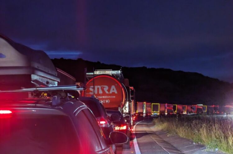 KOSZMAR NA GRANICY! Nowy system w Dover ZMIAŻDŻY Polaków?! Czekają nas godziny w gigantycznych korkach!