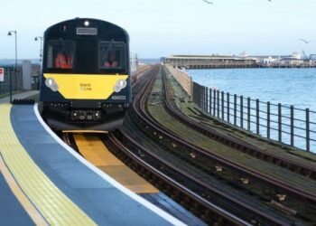 Kolejka za 26 milionów funtów! Pociąg, który unosi się nad morzem, wraca po remoncie!