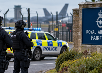 Ilustracja przedstawiająca działania policji przy RAF Fairford