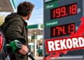 Kierowca tankujący diesel przy tablicy z rekordową ceną 199,18p za litr