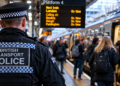 British Transport Police na zatłoczonej stacji kolejowej w Wielkiej Brytanii