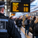 British Transport Police na zatłoczonej stacji kolejowej w Wielkiej Brytanii