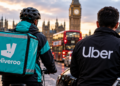 Kurier Deliveroo i kierowca Ubera w Londynie – ilustracja zmian dotyczących samozatrudnienia