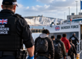 Ilustracja operacji UK Border Force związanej z brytyjsko-francuskim programem one in one out