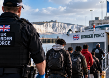 Ilustracja operacji UK Border Force związanej z brytyjsko-francuskim programem one in one out