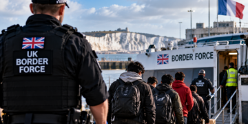Ilustracja operacji UK Border Force związanej z brytyjsko-francuskim programem one in one out