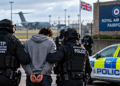 Ilustracja zatrzymania przez Counter Terrorism Policing przy RAF Fairford