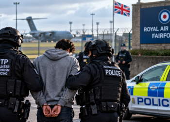 Ilustracja zatrzymania przez Counter Terrorism Policing przy RAF Fairford